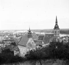 Szlovákia, Pozsony, kilátás a várból, balra a Szent Miklós-templom, jobbra a Szent Márton koronázó templom. Háttérben a Duna feletti vasúti híd., 1958, Szentkuthy Ibolya, Fortepan #287009