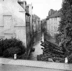 Csehország, Prága, Ördög-csatorna (Certovka) a Károly hídról nézve. Előtérben az ulice Na Kampě., 1958, Szentkuthy Ibolya, csónak, Fortepan #287011