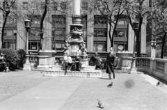 Amerikai Egyesült Államok, New York, Manhattan, Bryant Park. Háttérben szemben a W 42nd Street, jobbra a 5th Avenue. A zászlórúd talapzatának szobra Raffaele Menconi alkotása., 1973, Szentkuthy Ibolya, Fortepan #287029