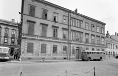 Hungary, Sopron, Ógabona tér, balra hátul a Színház utca 9-11., 1960, Építésügyi Dokumentációs és Információs Központ, VÁTI, bus, street view, Ikarus-brand, bus stop, Ikarus 620, Fortepan #28704