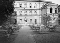 Hungary, Sopron, Liszt Ferenc Konferencia és Kulturális Központ (egykor Kaszinó, majd Magyar Művelődés Háza) Templom utca felőli homlokzata., 1960, Építésügyi Dokumentációs és Információs Központ, VÁTI, hospitality, public building, garden furniture, casino, eclectic architecture, Ludwig Wächtler-design, Fortepan #28707