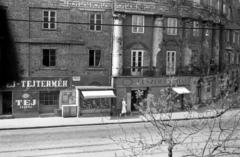 Magyarország, Óbuda, Budapest III., Bécsi út, kilátás a 95-ös számú házból, szemben a 88 - 90. számú ház, jobbra a Doberdó út., 1960, Szilvási hagyaték, Budapest, Fortepan #287072