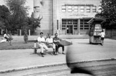 Magyarország, Budapest III., Nagyszombat utca, a felvétel az Árpád Gimnázium, a Bláthy Ottó Erősáramú Ipari Technikum és a Kandó Kálmán Villamosipari Műszaki Főiskola közös épülete előtt készült., 1961, Szilvási hagyaték, Budapest, Fortepan #287091