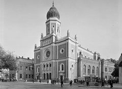 Magyarország, Kecskemét, Rákóczi út - Szabadság tér sarok, a Tudomány és Technika Háza, korábban zsinagóga., 1966, Építésügyi Dokumentációs és Információs Központ, VÁTI, járókelő, utcakép, zsinagóga, zsidóság, mór stílus, Zitterbath János-terv, Fortepan #28712