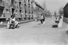 Magyarország, Budapest XIII., Övezet utca a Gyermek tér felé nézve, balra az Övezet utca 6., szemben a Gyermek tér 6/a-6/e., 1960, Tem Miklós, Budapest, Fortepan #287121