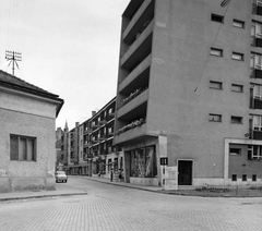 Magyarország, Kecskemét, Arany János utca torkolata a Görögtemplom (Hornyák János) utcánál., 1966, Építésügyi Dokumentációs és Információs Központ, VÁTI, automobil, Skoda Octavia, keramit, Fortepan #28714