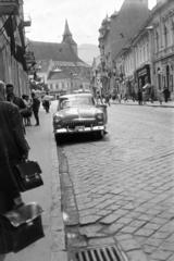 Románia,Erdély, Brassó, Kolostor utca (Strada Mureșenilor), szemben a Fő tér (ekkor Piața 23 August, ma Tanács tér, Piața Sfatului) és ott a Fekete templom., 1964, Tem Miklós, Fortepan #287144