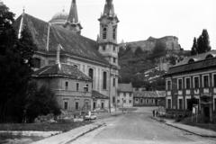 Hungary, Esztergom, Víziváros, Mindszenty hercegprímás (19-es hősök) tere. Balra a Loyolai Szent Ignác-templom, háttérben a Várhegy. Jobbra a Dobó Katalin Gimnázium., 1968, Tem Miklós, Fortepan #287158