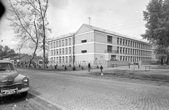 Magyarország, Kistelek, Petőfi utca 9. Általános iskola., 1964, Építésügyi Dokumentációs és Információs Központ, VÁTI, iskola, GAZ-márka, utcakép, automobil, GAZ M20 Pobjeda, rendszám, Fortepan #28718