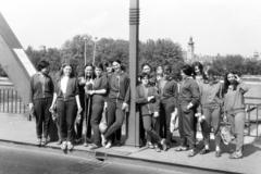 Hungary, Győr, a Rába folyó feletti Petőfi híd belvárosi hídfőjénél készült a felvétel. Háttérben a Karmelita templom tornya látható., 1966, Tóth Ákos, Fortepan #287250