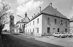 Magyarország, Gyöngyös, Szent Bertalan utca "holtága" a Fő tér felé nézve. Előtérben a Pátzay János Zeneiskola, mögötte a Szent Bertalan templom., 1963, Építésügyi Dokumentációs és Információs Központ, VÁTI, taxi, lengyel gyártmány, automobil, FSO-márka, Wartburg 311/312, rendszám, FSO Warszawa, Fortepan #28727