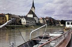 Austria, Ybbs an der Donau, gőzös a Dunán, szemben a Szent Lőrinc-templom (Pfarrkirche St. Lorenz)., 1966, Szomolányi József, colorful, Fortepan #287300