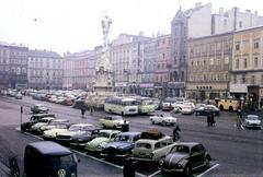 Ausztria, Linz, a Fő tér a Klosterstraße felé nézve, középen a Szentháromság-szobor., 1962, Szomolányi József, Fortepan #287308