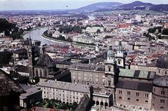 Ausztria, Salzburg, kilátás Hohensalzburg várából, előtérben balra a ferences templom, jobbra a Dóm. A Salzach folyó túlpartján jobbra a Kapuzinerberg., 1962, Szomolányi József, Fortepan #287311