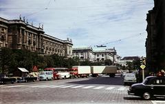 Ausztria, Bécs, Museumsplatz, jobbra a Getreidemarkt. Szemben a Babenbergerstraße-n balra a Kunsthistorisches Museum, majd a Neue Hofburg., 1964, Szomolányi József, Fortepan #287323