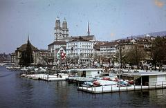 Switzerland, Zurich, a Limmat folyó a Quaibrücke-ről nézve, balra a Wasserkirche református templom, jobbra a Grossmünster (Nagykatedrális) tornyai látszanak., 1966, Szomolányi József, Fortepan #287329