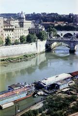 Italy, Rome, kilátás az Angyalvár (Castel Sant'Angelo)-ból a Tevere folyó és a Ponte Vittorio Emanuele valamint a Ponte Principe Amedeo Savoia Aosta felé. Balra a Basilica di San Giovanni Battista dei Fiorentini., 1966, Szomolányi József, Fortepan #287330