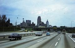 USA, I-75-ös autópálya, balra a Cincinnati City Hall, tőle kicsit jobbra a Cathedral Basilica of St. Peter in Chains, szemben a 4th & Vine Tower (Union Central Tower, Central Trust Bank Building)., 1971, Szomolányi József, Fortepan #287344