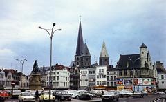 Belgium, Gent, Vrijdagmarkt, kissé balra Jacob van Artevelde emlékműve (Pieter De Vigne, 1863.). Az épületek mögött a Sint-Jacobskerk, a képen jobbra Poëziecentrum., 1966, Szomolányi József, Fortepan #287354