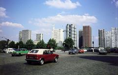 Franciaország, Párizs, Place Clément Ader és Avenue De Versailles sarok, szemben a Front de Seine épületei., 1975, Szomolányi József, színes, Renault-márka, Volkswagen Golf, Renault 5, Fortepan #287356