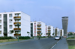 Magyarország, Tiszaújváros, (Tiszaszederkény) Tisza út a Kazinczy út felöl nézve, háttérben a víztorony., 1969, Építésügyi Dokumentációs és Információs Központ, VÁTI, színes, motorkerékpár, lakótelep, utcakép, oldalkocsis motorkerékpár, kuka, neon lámpa, FSO Warszawa, Fortepan #28736