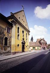 Magyarország, Pápa, Barát utca, balra a Kígyó utca sarkán a Kisboldogasszony-templom (Ferences templom)., 1982, Saphier Herbert, Fortepan #287392