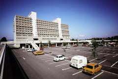 Magyarország, Budapest XIV., Ifjúság útja, a Stadion szálló (később Danubius Hotel Arena)., 1988, Saphier Herbert, szálloda, parkoló, Budapest, Fortepan #287412