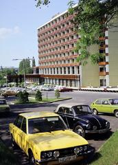 Magyarország, Hévíz, Danubius Szálloda és Gyógyfürdő Vállalat Hotel Thermál Hévíz., 1985, Saphier Herbert, szálloda, Volkswagen Bogár, Volkswagen Polo, Volkswagen-márka, Volkswagen K70, színes, Fortepan #287429