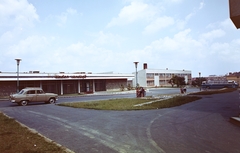 Magyarország, Veszprém, Csermák Antal utca, Stadion vendéglő és a Kiss Lajos (később Simonyi Zsigmond Ének-Zenei és Testnevelési) Általános Iskola., 1968, Építésügyi Dokumentációs és Információs Központ, VÁTI, iskola, színes, autóbusz, vendéglő, szovjet gyártmány, magyar gyártmány, taxi, Ikarus-márka, Moszkvics-márka, automobil, Moszkvics 407, Fortepan #28744