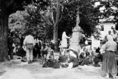 Slovakia, Nové Zámky, Milan Rastislav Štefánik (ekkor Széchenyi) utca, artézi kút., 1921, Lánchidi Péter, sitting on the ground, seller, drinking fountain, Fortepan #287499