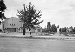 Magyarország, Marcali, Rákóczi út, mozi, mellette Mementó (Vádló), Kisfaludi Strobl Zsigmond alkotása.
, 1968, Építésügyi Dokumentációs és Információs Központ, VÁTI, szobor, mozi, Fortepan #28750