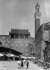 Italy, Siena, Piazza Mercato, háttérben a Palazzo Pubblico tornya (Torre del Mangia)., 1921, Lánchidi Péter, Fortepan #287511