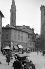 Italy, Florence, Piazza di San Firenze, balra a Badia Fiorentina apátsági templom tornya, jobbra a Bargello-palota (Bargello Nemzeti Múzeum)., 1921, Lánchidi Péter, automobile, Fortepan #287514