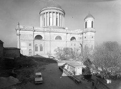 Magyarország, Esztergom, a Vármúzeum területe, szemben a Bazilika., 1968, Építésügyi Dokumentációs és Információs Központ, VÁTI, templom, szovjet gyártmány, Moszkvics-márka, automobil, Fortepan #28756