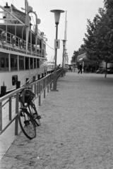 Hungary,Lake Balaton, Siófok, hajóállomás., 1967, Liszkay Ferenc, bicycle, Fortepan #287586