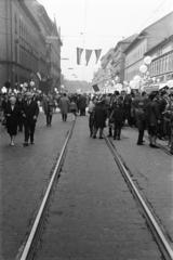 Magyarország, Budapest VII., Thököly út a Murányi utcai kereszteződésnél, május 1-i felvonulás résztvevői., 1962, Liszkay Ferenc, Budapest, Fortepan #287591