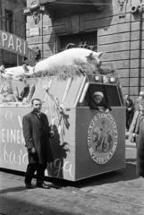 Magyarország, Budapest VII., Thököly út a Szinva utca torkolatánál. A Budapesti Húsipari Vállalat május 1-i felvonulásra készített dekorációja., 1962, Liszkay Ferenc, Budapest, Fortepan #287593