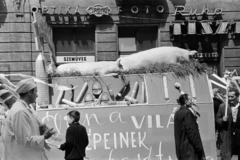 Magyarország, Budapest VII., Thököly út a Szinva utca torkolatánál. A Budapesti Húsipari Vállalat május 1-i felvonulásra készített dekorációja., 1962, Liszkay Ferenc, Best of, Budapest, Fortepan #287594