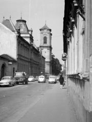 Románia,Erdély, Nagyvárad, Úri utca (Strada Episcop Roman Ciorogariu), balra az Iványi Ödön utca (Strada George Barițiu) sarkán a Fájdalmas Szűz premontrei, egykori pálos templom (Biserica Mânăștirii Premonstratense Maica Îndurerată)., 1971, Liszkay Ferenc, Fortepan #287601