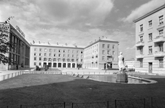 Magyarország, Dunaújváros, Dózsa György (Ságvári) tér, a Korsós lány szobra Wagner Nándor alkotása (1955)., 1962, Építésügyi Dokumentációs és Információs Központ, VÁTI, szökőkút, szobor, tér, lakótelep, szocreál, mozi, Szrogh György-terv, Fortepan #28761