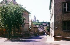 Magyarország, Veszprém, Horgos (Hámán Kató) utca, szemben a Jeruzsálemhegyi református templom, jobbra a Szent Anna-kápolna látható., 1975, Liszkay Ferenc, Fortepan #287640