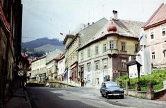 Szlovákia, Selmecbánya, az ulica Andreja Kmeťa az ulica Kammerhofská felől, jobbra Andrej Kmeť szobra., 1970, Liszkay Ferenc, Fortepan #287647