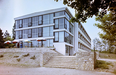 Magyarország, Leányfalu, Panoráma út, SZOT Panoráma üdülő, később Idősek Otthona., 1969, Építésügyi Dokumentációs és Információs Központ, VÁTI, színes, napernyő, Fortepan #28765