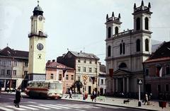 Szlovákia, Besztercebánya, Szlovák Nemzeti Felkelés (Slovenského národného povstania) tér (IV. Béla király tér). Balra az Óratorony, jobbra a Xavéri Szent Ferenc-székesegyház., 1970, Liszkay Ferenc, Karosa SL-11, Fortepan #287650