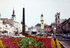 Slovakia, Banská Bystrica, Szlovák Nemzeti Felkelés (Slovenského národného povstania) tér (IV. Béla király tér). Balra a Námestie Štefana Moyzesa (Mátyás tér)-en a Barbakán, szemben az Óratorony, jobbra a Xavéri Szent Ferenc-székesegyház., 1977, Liszkay Ferenc, Fortepan #287653