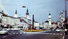 Slovakia, Banská Bystrica, Szlovák Nemzeti Felkelés (Slovenského národného povstania) tér (IV. Béla király tér). Balra a Námestie Štefana Moyzesa (Mátyás tér)-en a Szűz Mária mennybevitele templom és a Barbakán, szemben az Óratorony, jobbra a Xavéri Szent Ferenc-katedrális., 1977, Liszkay Ferenc, Fortepan #287655