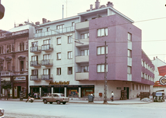 Magyarország, Debrecen, Piac (Vörös Hadsereg) - Miklós (Dimitrov) utca sarok., 1966, Építésügyi Dokumentációs és Információs Központ, VÁTI, szovjet gyártmány, utcakép, taxi, Moszkvics-márka, automobil, Moszkvics 407, Framo-márka, neon lámpa, háztartási bolt, neon felirat, Fortepan #28769