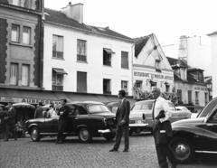 Franciaország, Párizs, Rue de Mont Cenis a Place Jean Marais-ról fényképezve, balra a Cabaret de la Bohéme., 1962, Pécsi család, Peugeot 403, Fortepan #287699