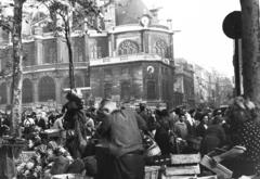 Franciaország, Párizs, Les Halles, Párizs nagybani piaca a Rue Coquillière - Rue Rambuteau - Rue du Jour találkozásánál. Háttérben a Szent Euszták-templom és a Rue Montmartre., 1962, Pécsi család, Fortepan #287700