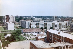 Magyarország, Debrecen, Libakerti (ekkor Új Élet parki) lakótelep. Ibolya utca az Ifjúság utca felé nézve, jobbra az általános iskola., 1968, Építésügyi Dokumentációs és Információs Központ, VÁTI, iskola, színes, Fortepan #28773